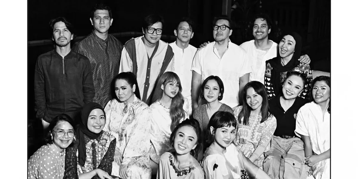Portrait of Hit Musicians Breaking Fast at Ariel Noah's House, Attended by BCL, Rossa, and Vina Panduwinata