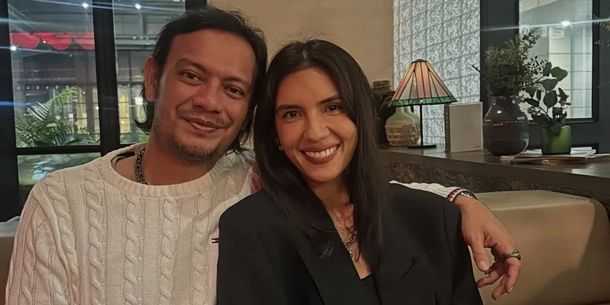 Portrait of Nadila Ernesta Celebrating 13th Wedding Anniversary with Eno Netral