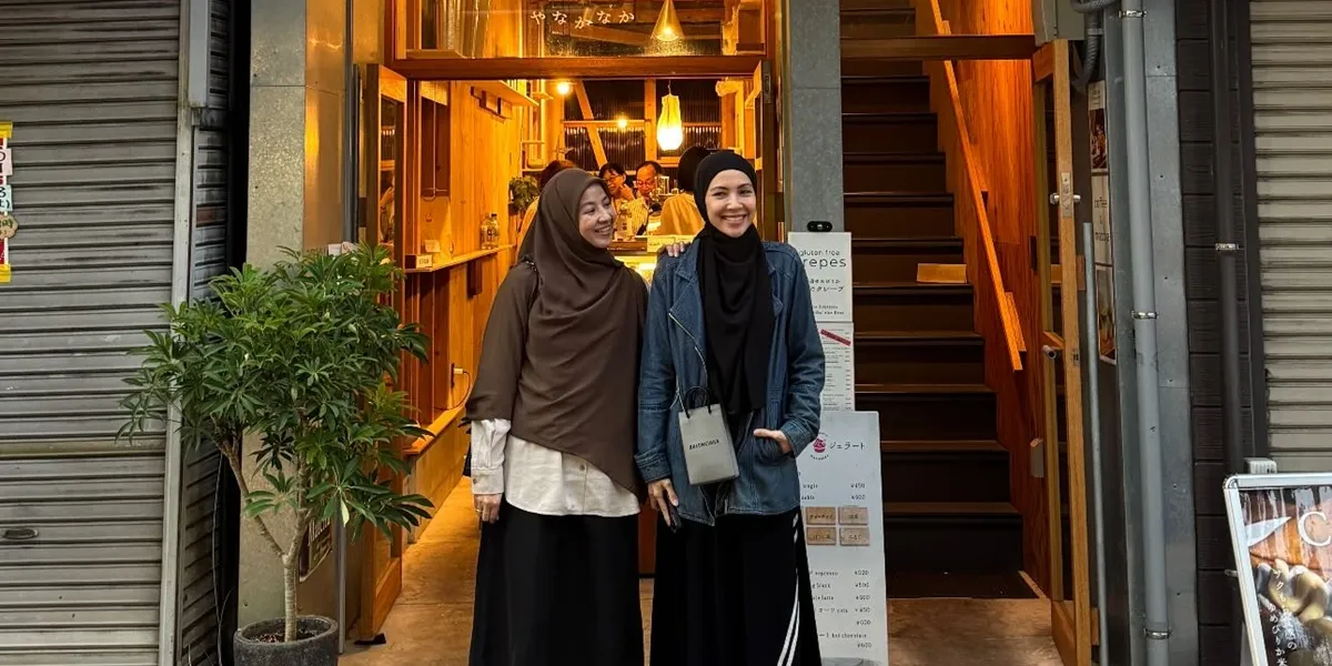 Portrait of Natasha Rizky Vacationing Together with Dian Ayu in Japan, Happy