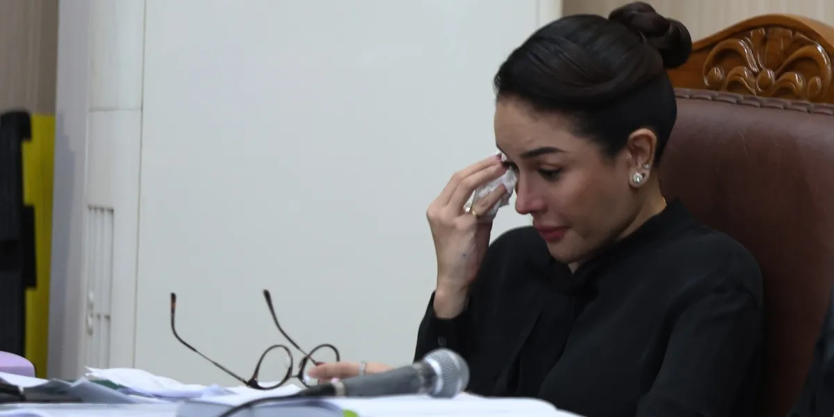 Portrait of Nikita Mirzani Crying, Emotional with the Expert Witness's Answer on the ITE Law in Court
