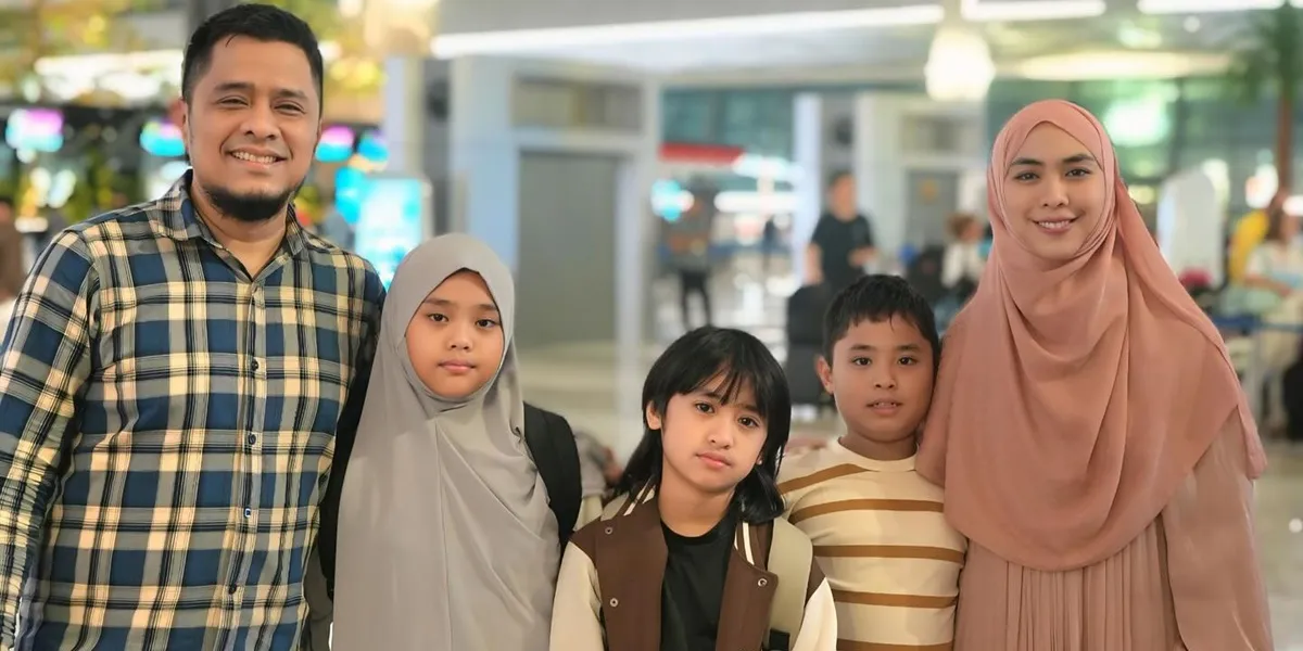 7 Photos of Oki Setiana Dewi Sending Her Children Back to Egypt First, The Holiday is Over