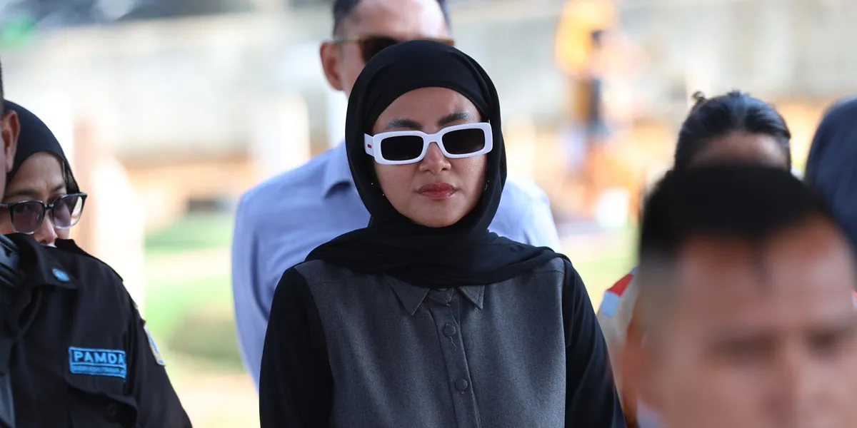 Portrait of Olla Ramlan Upon Arriving at Her Mother's Funeral and Still Looking Strong