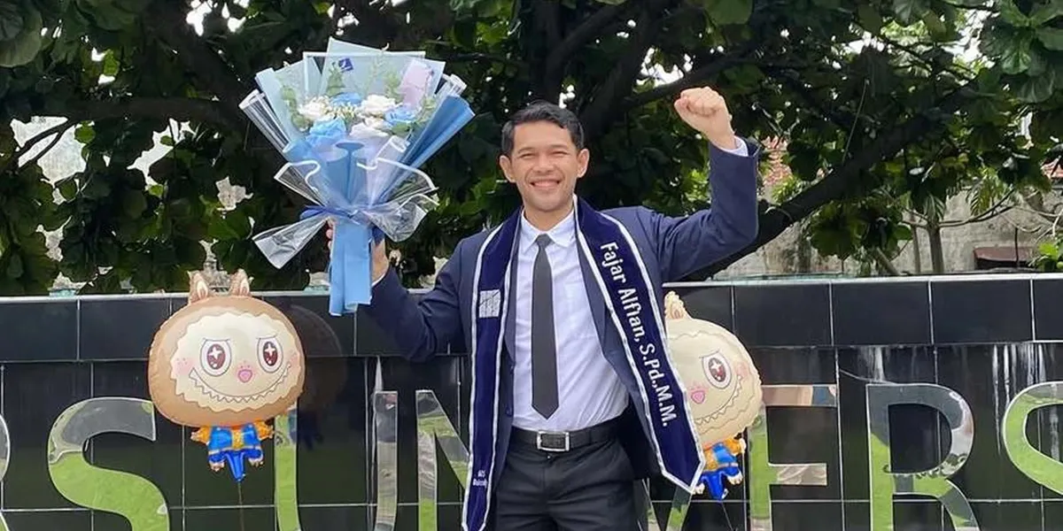 Portrait of Badminton Player Fajar Alfian Receiving His Master's Degree, Accompanied by His Girlfriend on a Special Moment