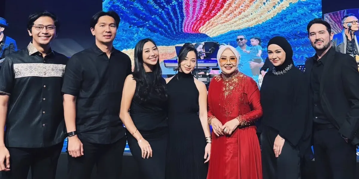 Portrait of Yora Febrina's Birthday Celebration, Mother of Nikita Willy, Attended by Family and Friends