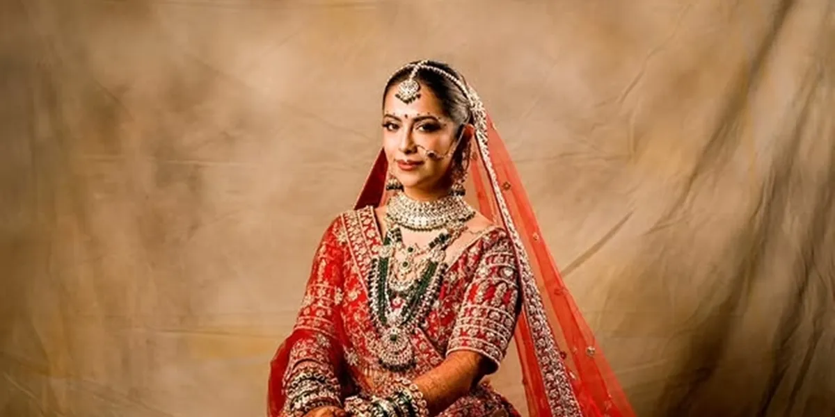 Wedding Portrait of Avika Gor, Star of the Series 'Balika Vadhu', Engaged to Milind Chandwani 