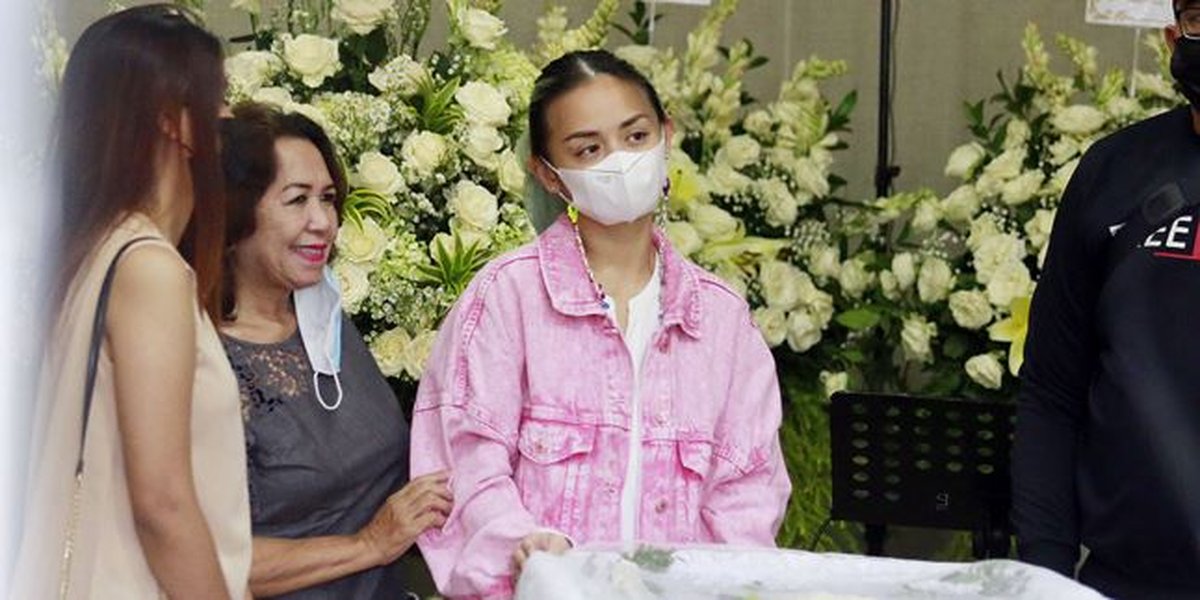 Portrait of Raditya Oloan Family Representatives Holding a Press Conference in the Courtyard of the Funeral Home, Revealing the Chronology of his Death - Burial Location