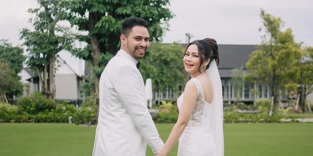 Prewedding Portraits of Rara LIDA and Aladull: Romantic, All in White