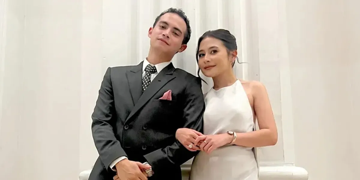 Portrait of Prilly Latuconsina and Omara Esteghlal Responding to the Demo, Wearing Black Clothes as a Sign of Mourning