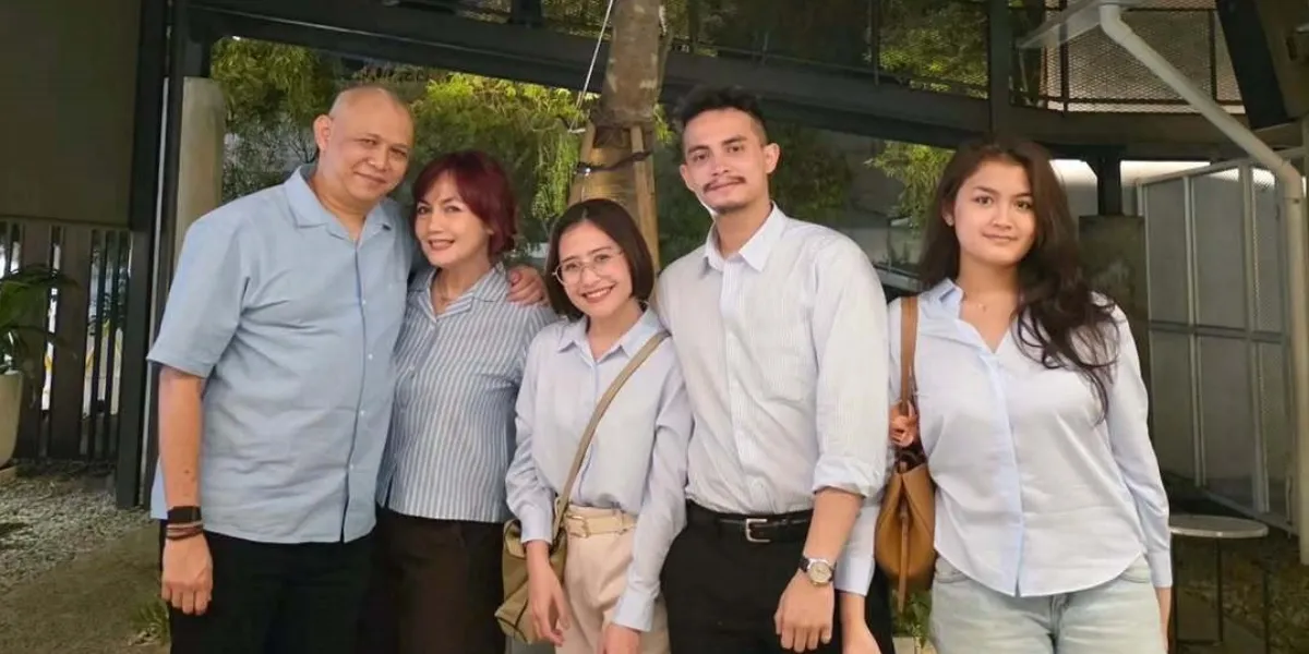 Portrait of Prilly Latuconsina Celebrating Idul Adha with Family of Omara Esteghlal