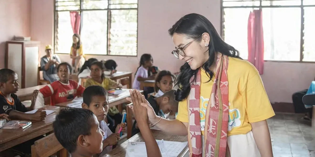 Portrait of Prilly Latuconsina Teaching in Remote Villages, Rejects Government Position Offer Due to Self-Awareness