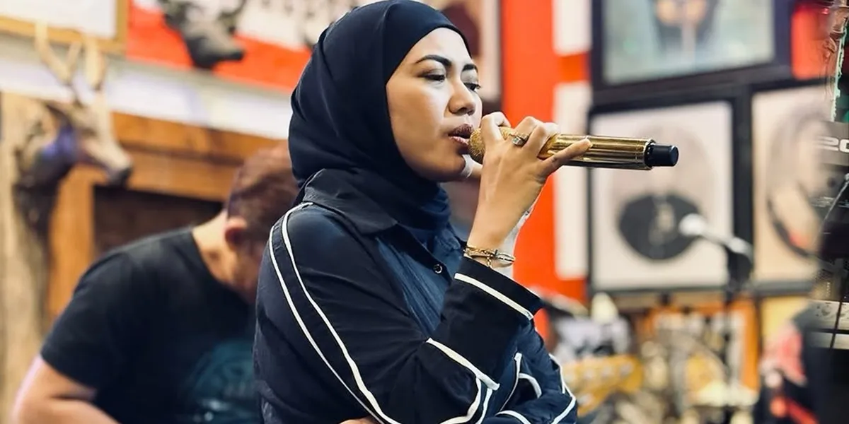 7 Photos of Purie Mahadewi Singing at Her Child's School, Her Voice is Still Distinct and Unchanged