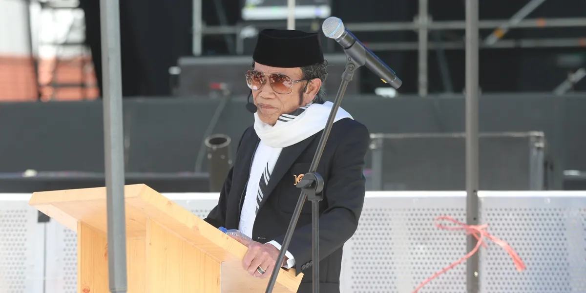 Portrait of Rhoma Irama as Imam and Khatib for Friday Prayer at Pestapora 2025