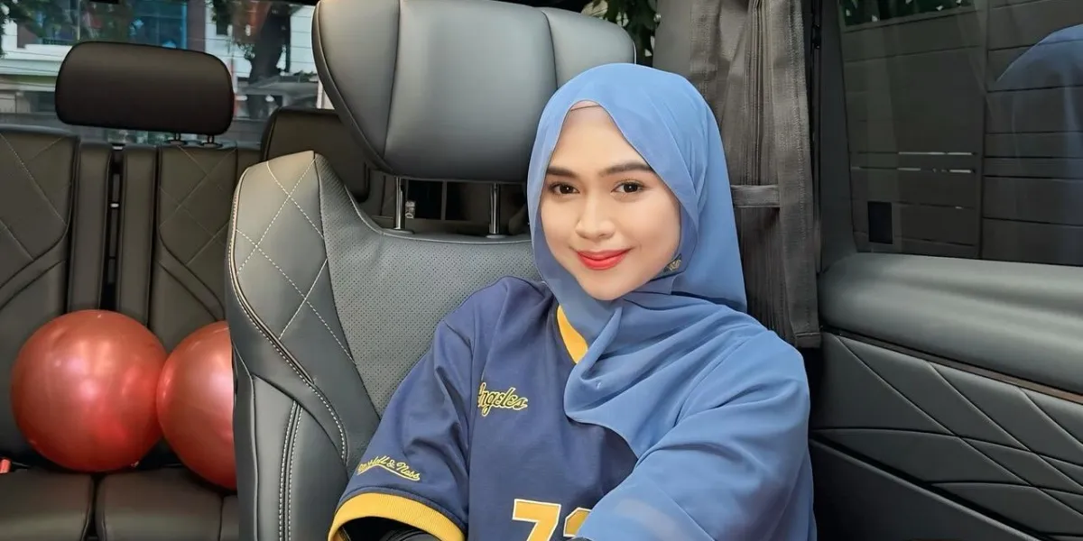 Portrait of Ria Ricis Buying a New Car, Moana Participates in Choosing at the Showroom
