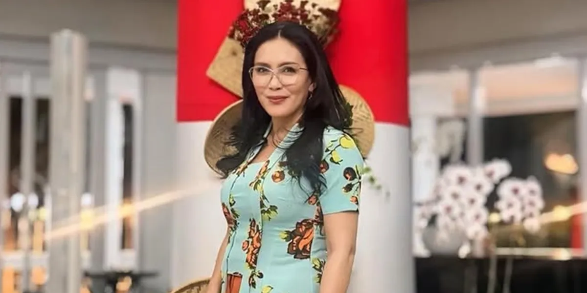 Portrait of Rieke Diah Pitaloka Attending the Funeral of Affan Kurniawan, Reminds DPR Members