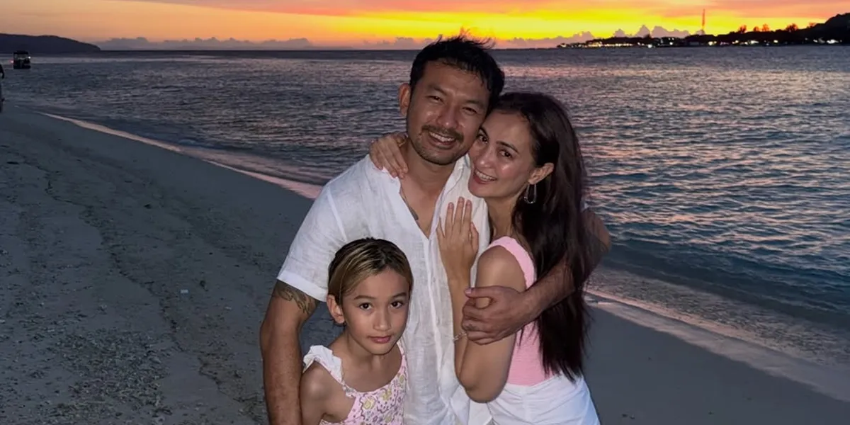 Portrait of Rio Dewanto's Vacation in Lombok with Family, Boating - Enjoying the Beauty of the Sea