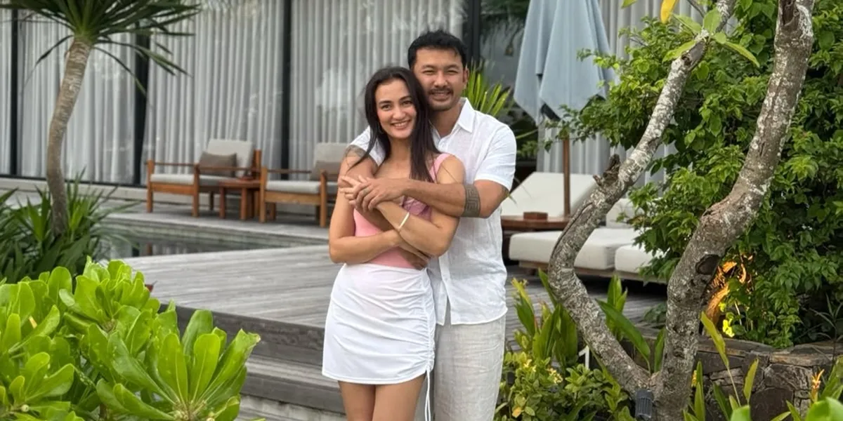 Portrait of Rio Dewanto's Vacation in Lombok, Happy with His Wife and Child