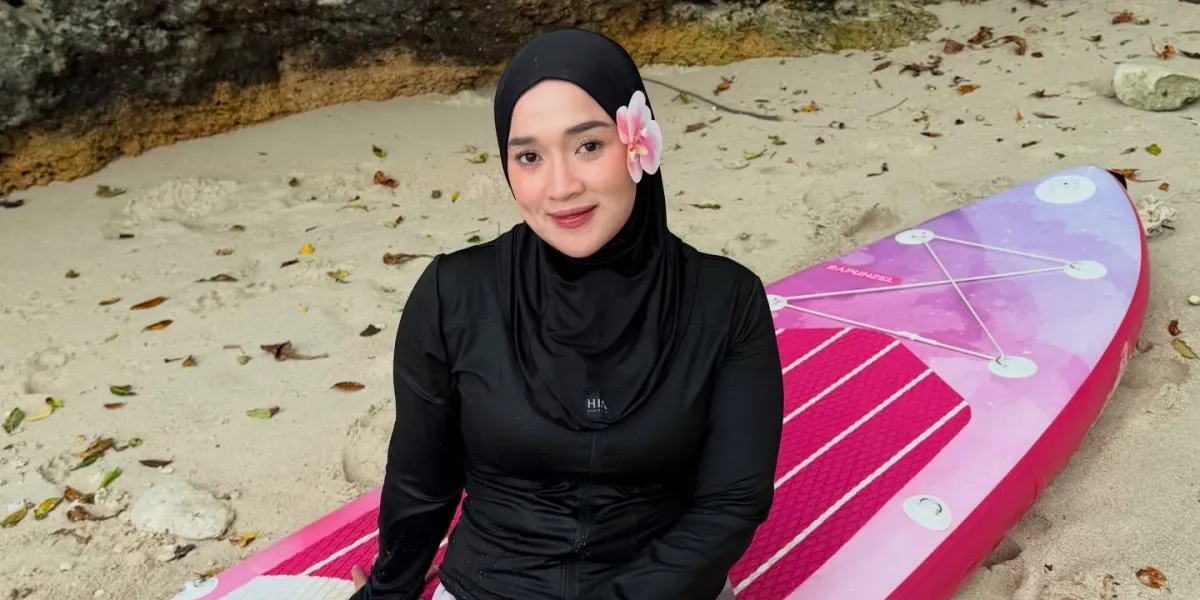 Portrait of Ririe Fairus as 'The Angel of Pangandaran', Beautiful Vacation Playing in Water