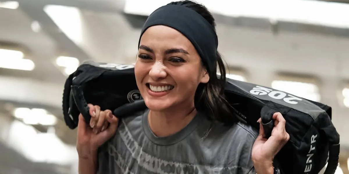 Portrait of Ririn Ekawati Challenging Her Own Body Limits, Lifting Weights Until Out of Breath