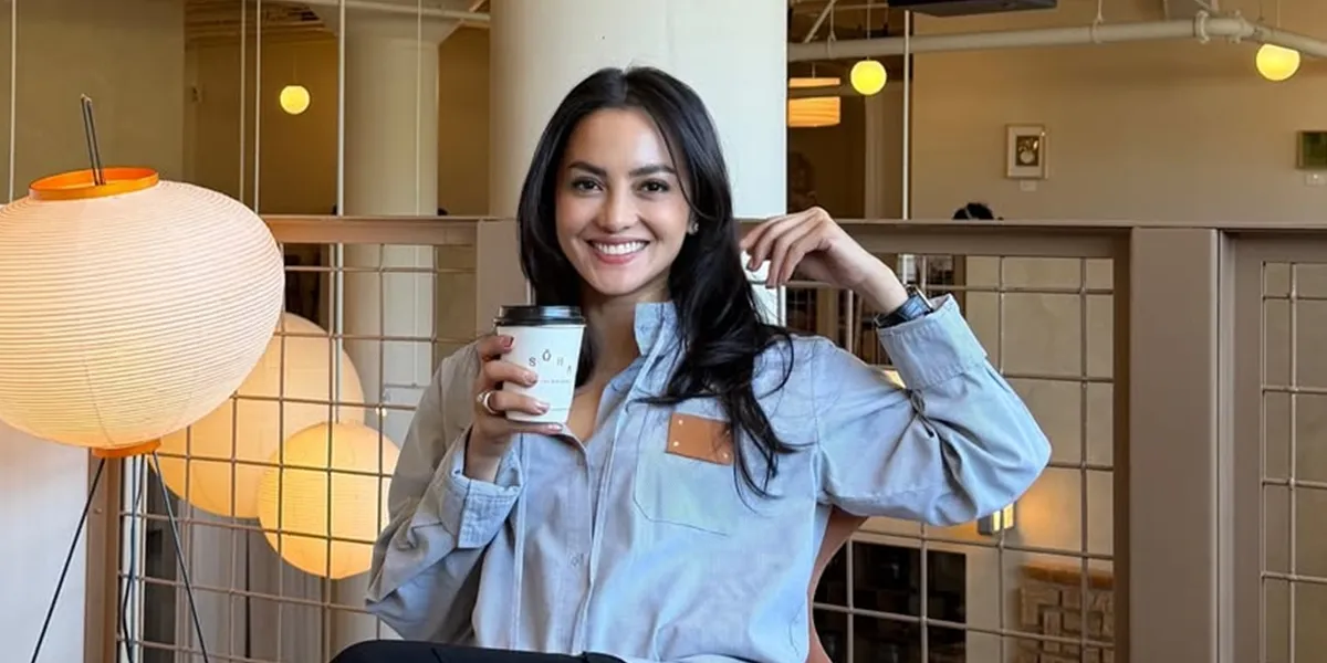 Portrait of Ririn Ekawati Flying to San Francisco to Visit Her Daughter, Bringing Little Yaya Along