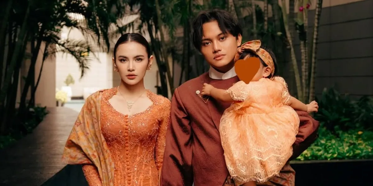 Portrait of Rizky Febian Taking Mahalini and Child on Vacation in Japan, Selina Carried by Her Mother