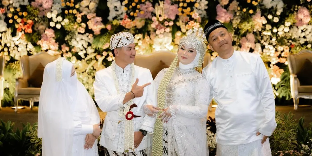 Portrait of Rowman Ungu Marrying His First Child, Tears Flowing in the Moment of Sungkeman
