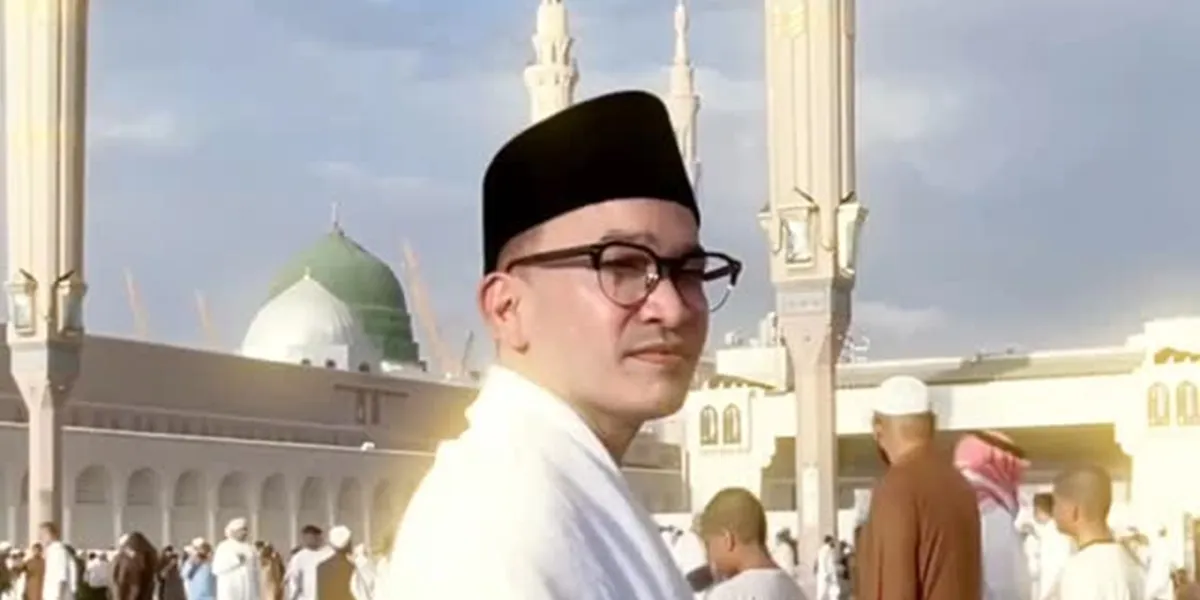 7 Portraits of Ruben Onsu Wearing Ihram During His First Umrah Since Converting to Islam