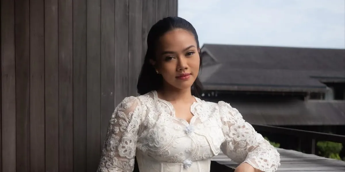 Portrait of Yura Yunita's New Home, Featuring a Salon-Style Shampoo Chair That Makes the Inner Child Happy