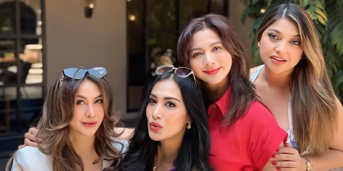 Portrait of Sarah Azhari Returning to Indonesia, Reuniting with Diana Pungky and Friends