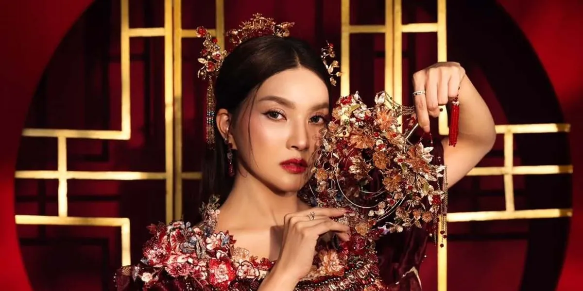 Portrait of Sarwendah in Bright Red Ahead of Lunar New Year, Like a Chinese Queen