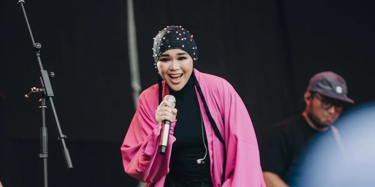 Portrait of Sivia Azizah from Blink Performing in a Sharia-compliant Outfit, Receives Praise