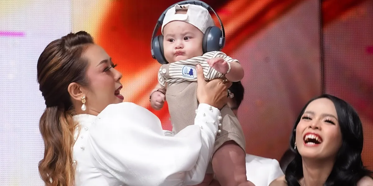 Portrait of Soimah Holding Arjuna, Daughter of Putri Isnari, Makes Everyone Adorable at Dangdut Academy 8