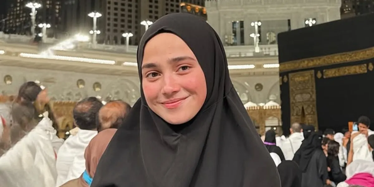 Portrait of Syifa Hadju Beautiful in Niqab During Umrah Before Marriage