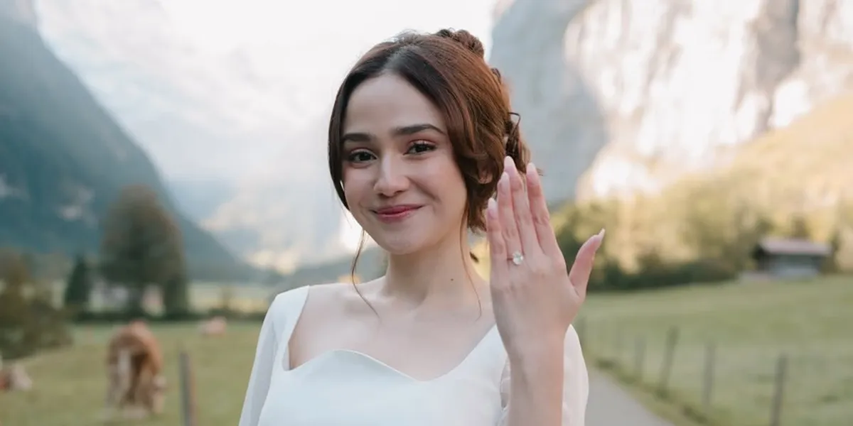 Portrait of Syifa Hadju Telling After Being Engaged to El Rumi, Frozen Tears and Oversized Ring