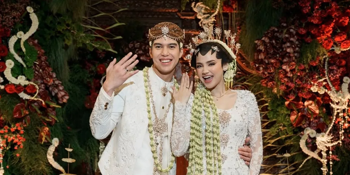 Portrait of Syifa Hadju and El Rumi Looking Affectionate After Their Wedding Ceremony, Revealing the Price of Their Rings