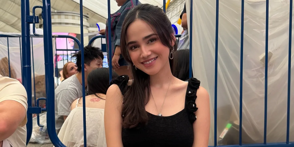 Portrait of Syifa Hadju Flying to London to Watch Ariana Grande's Concert