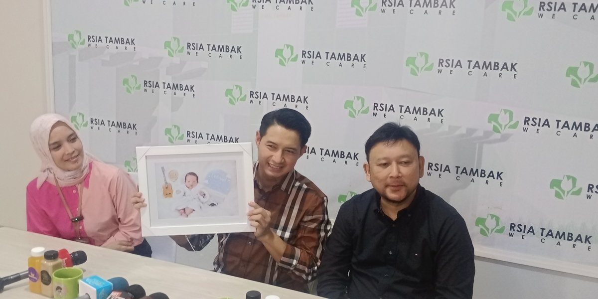 Portrait of Chand Kelvin's Emotional Tears When He First Azzan for His Son: I've Never Been This Happy