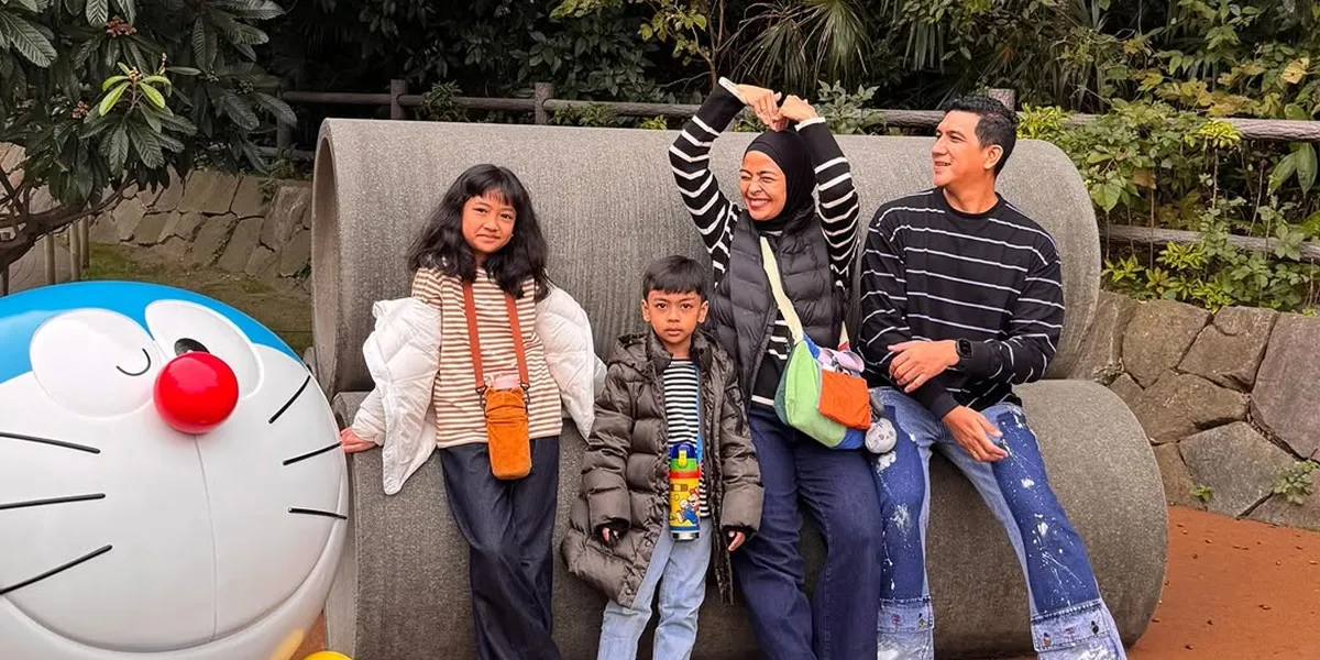 7 Photos of Tantri Kotak and Family Visiting the Doraemon Museum, Crying Because a Wishlist Came True