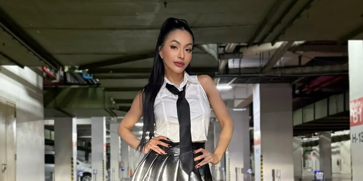 Denada's Latest Portrait That Makes Her Look More Like a Teenager, Beautiful in a Mini Skirt