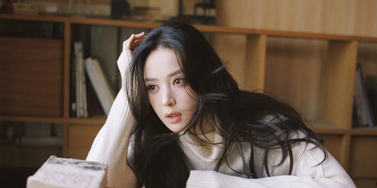 The Latest Portrait of Gulnezer Bextiyar, a Chinese Actress with Natural Uyghur Beauty