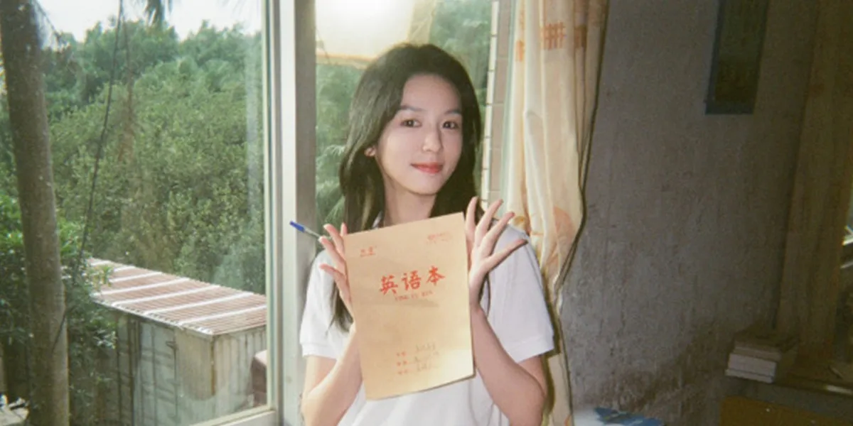 Latest Portrait of Zhou Ye in 2000s Style, Naturally Beautiful Like a High School Student