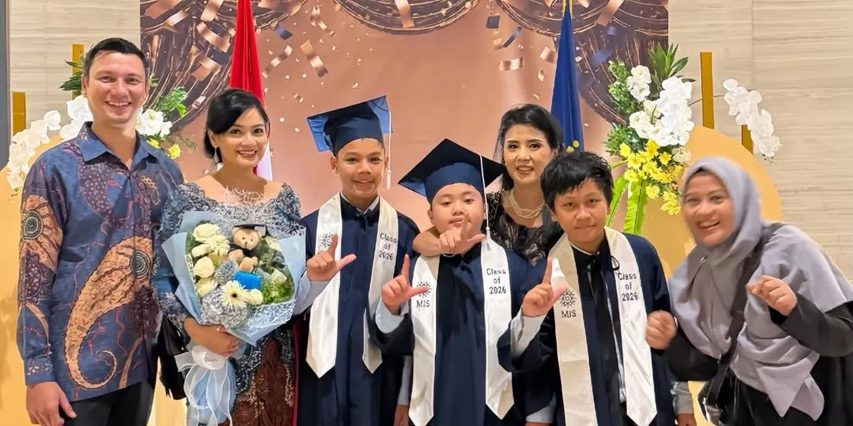 Portrait of Titi Kamal Attending Her Child's Graduation, Looking Beautiful in a Kebaya
