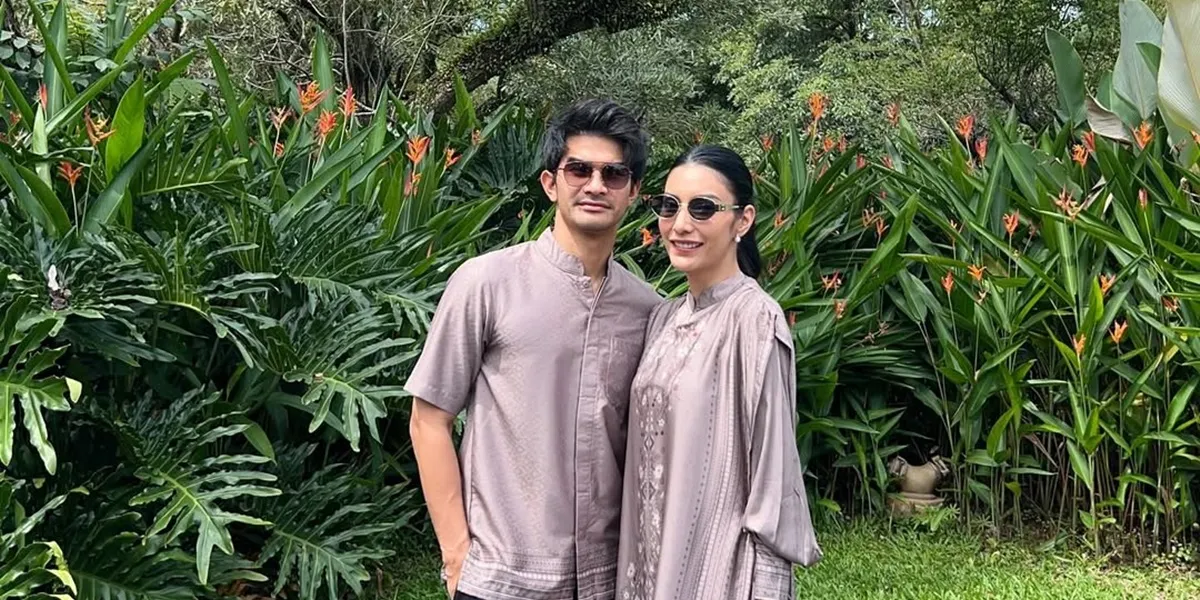 Portrait of Tyas Mirasih Wearing a Hijab, Ready to Depart for Umrah with Tengku Tezi
