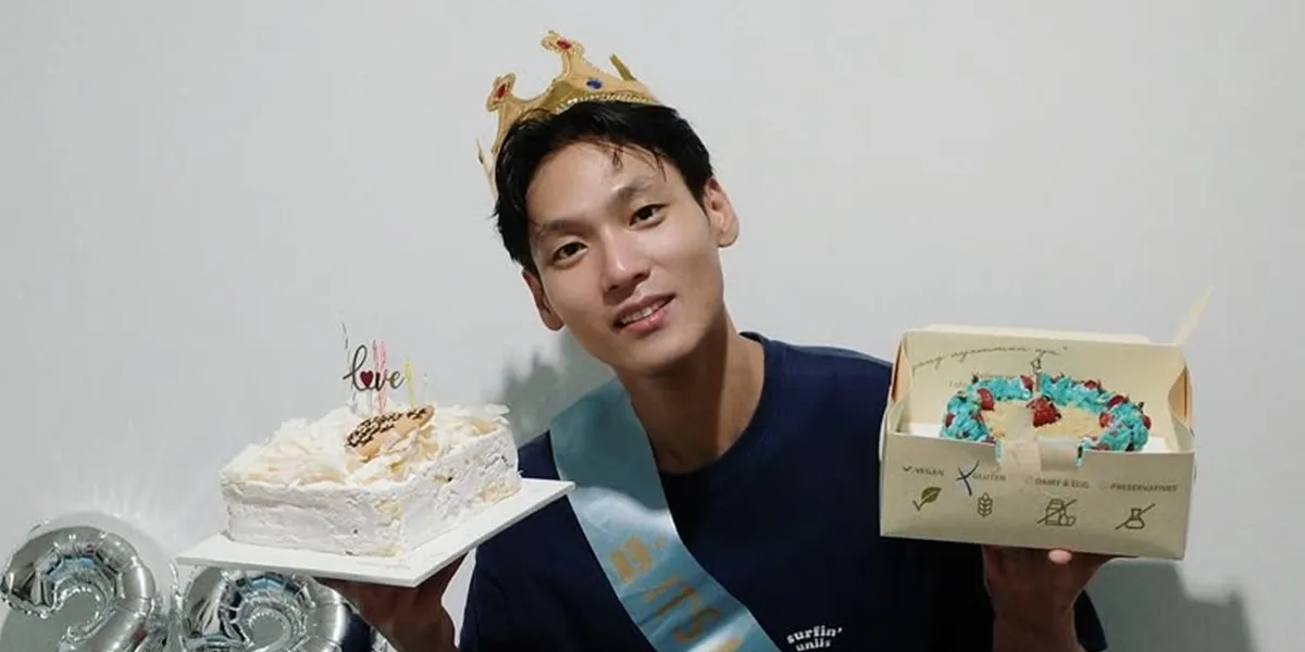 Simple Birthday Portrait of Na Daehoon Without Jule, Surprised by Agency and House Staff