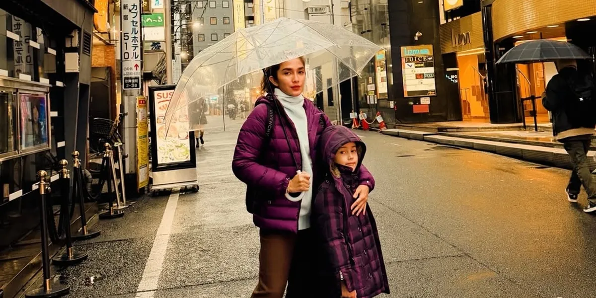 Portrait of Ussy Sulistiawaty Out and About with Her Youngest, Sakalingga