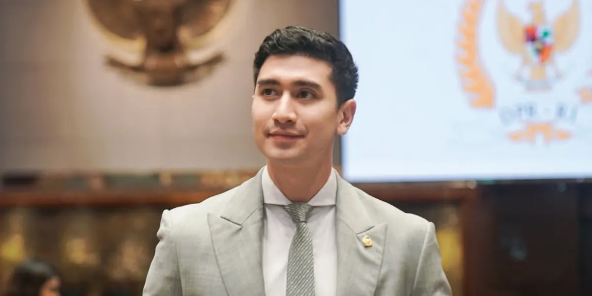 Portrait of Verrell Bramasta Renovating Several Schools, Going Directly to the Location