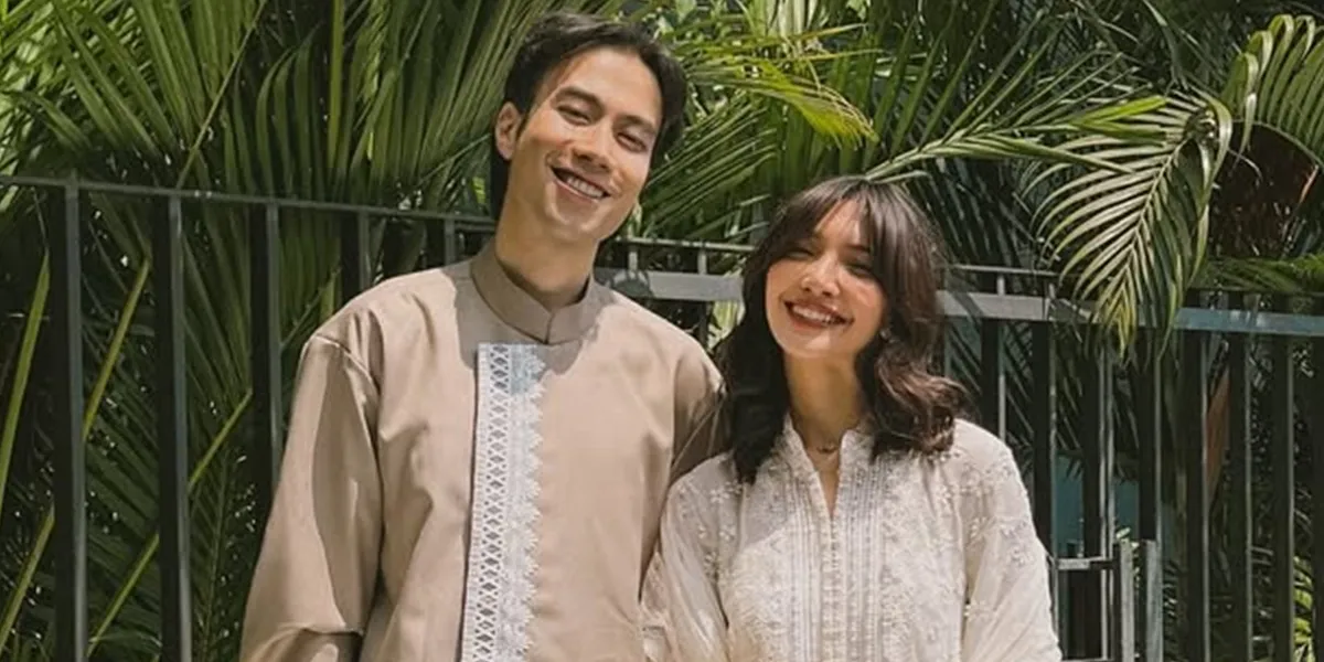 Portrait of Vidi Aldiano at Faishal's Religious Ceremony, Very Romantic with His Wife