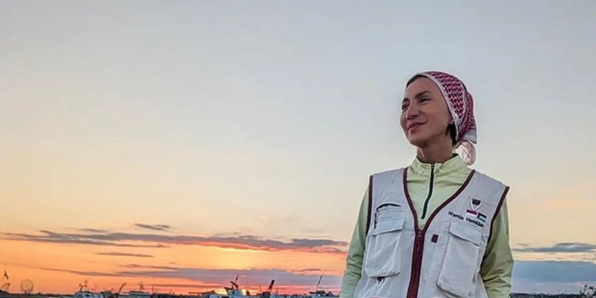 7 Portraits of Wanda Hamidah Returning to Indonesia After Participating in the Global Sumud Flotilla, Meeting Mama Again