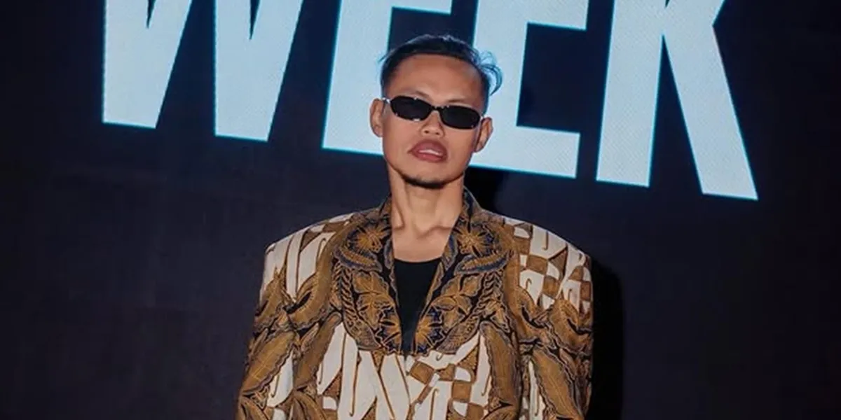 Portrait of Wanda Hara Wearing Batik, Attention-Grabbing Beard That Makes Him More Macho