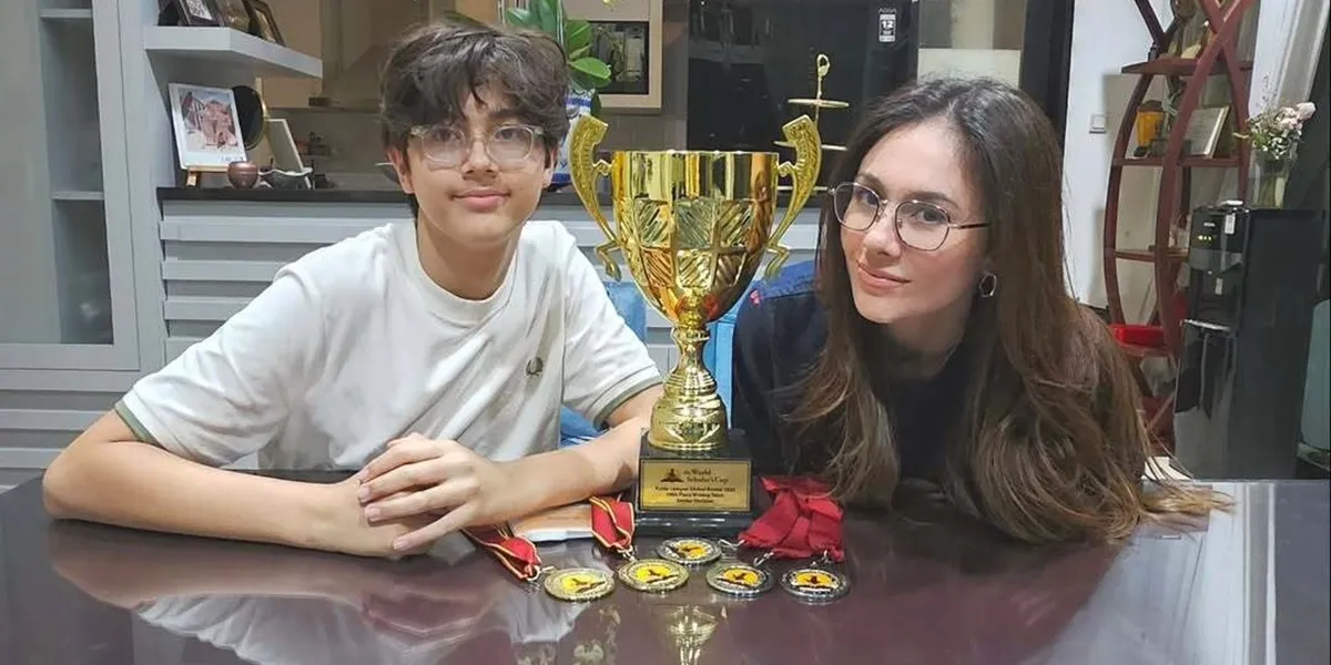 Portrait of Wulan Guritno Proud, Her Son Alric Brings Home a Trophy and 5 Medals from the World Scholar’s Cup
