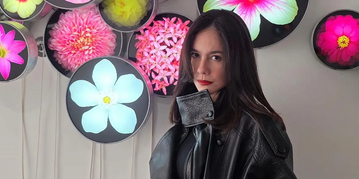 Wulan Guritno's Portrait Receives a 45th Birthday Surprise from Her Children, Touched by a Bouquet of Roses